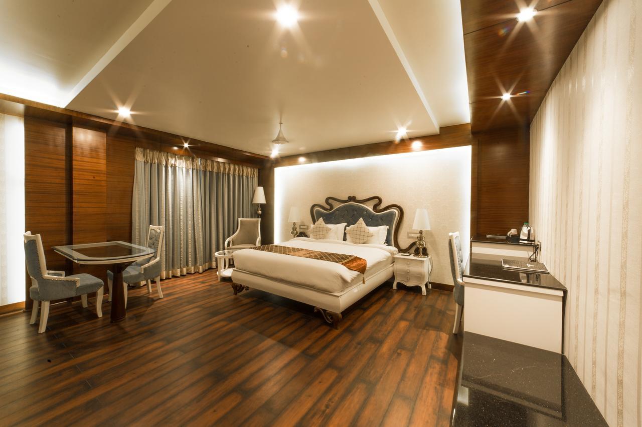 Costa Riviera Hotel Varanasi Exteriör bild