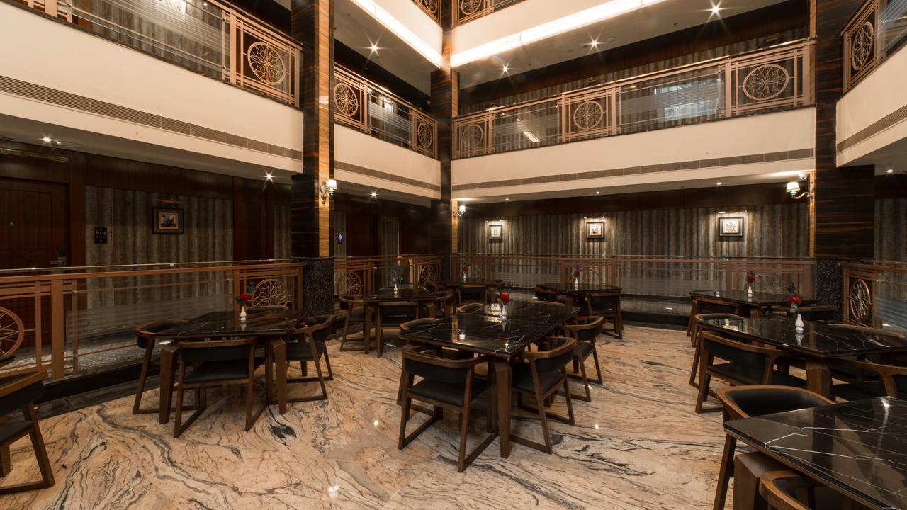 Costa Riviera Hotel Varanasi Exteriör bild