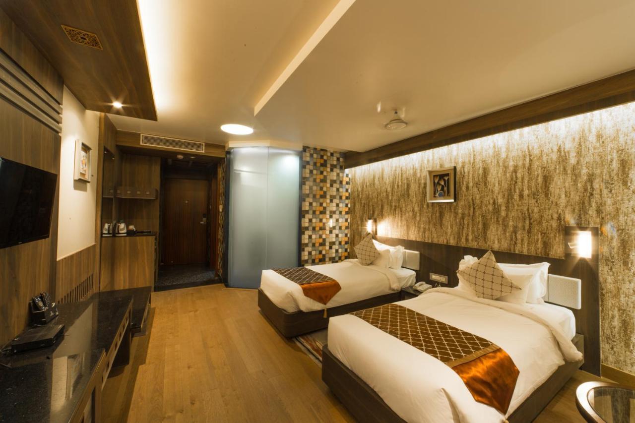Costa Riviera Hotel Varanasi Exteriör bild