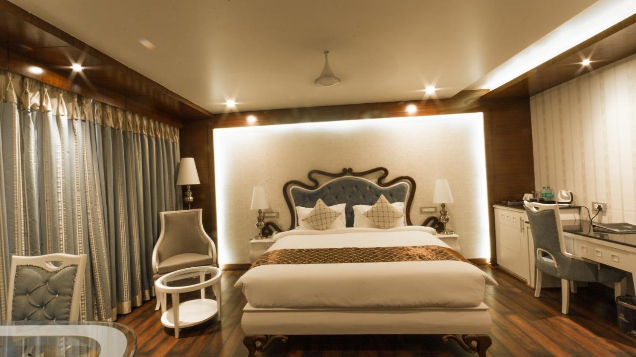 Costa Riviera Hotel Varanasi Exteriör bild