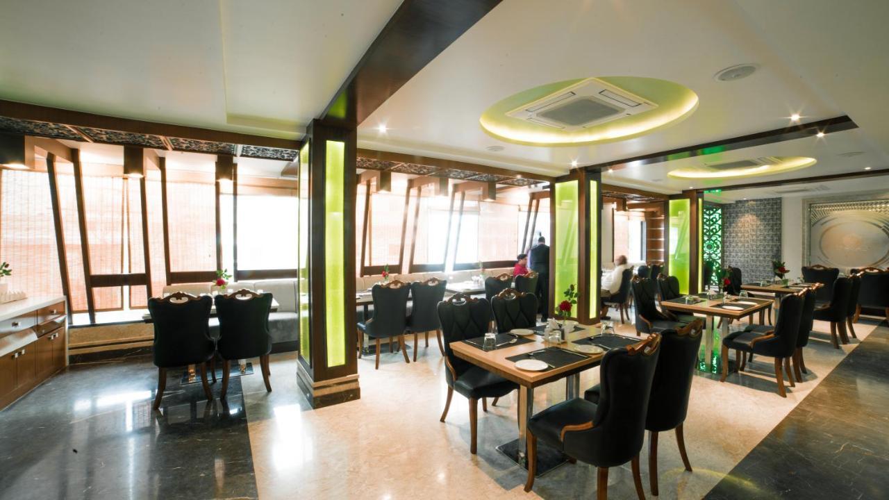 Costa Riviera Hotel Varanasi Exteriör bild